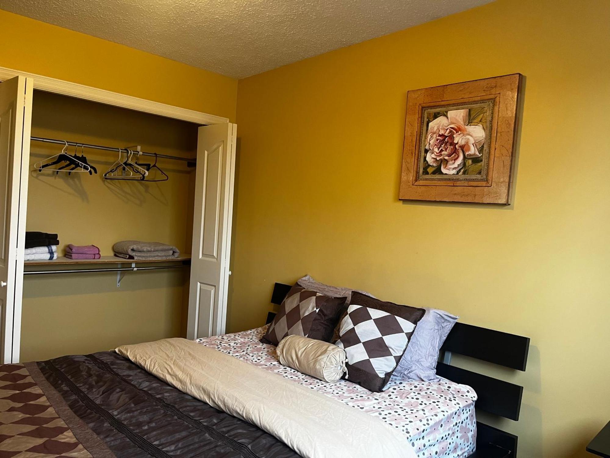 Beautiful Room Close Airport! YYC Exteriör bild